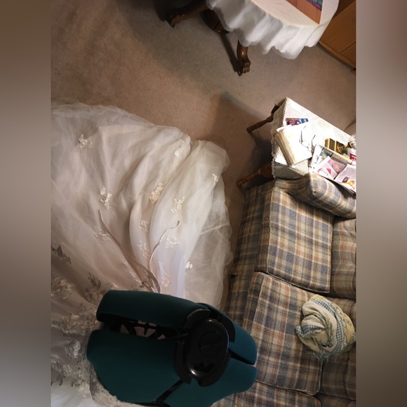 Wedding dress - Picture 12 of 16